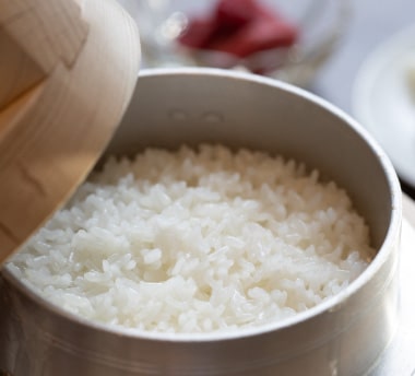 地元の食材を活かした季節のお料理をご用意。